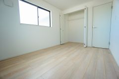 同仕様写真。暖かい日差しが差し込む洋室。たっぷり収納できるクローゼット付きでお部屋の中をすっきりと快適に保てます。