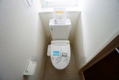 温水洗浄機付トイレです。節水機能もあるので、安心して使えますね。もちろん、1階2階の2ヶ所にトイレがあるので、忙しい朝にもゆとりができますね。