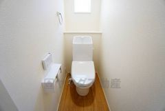 温水洗浄機付トイレです。節水機能もあるので、安心して使えますね。