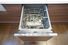 家事の時間が短縮できる食器洗い乾燥機付。冬場の洗い物で手荒れの悩みもなくなります。