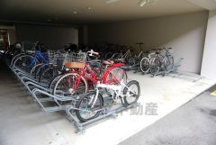 大切な自転車を守れるようロック付きの自転車置き場になっております。エントランスの外まで管理が行き届いた綺麗なマンションです。