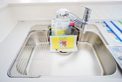 広々としたステンレスシンクには、洗剤やスポンジを収納出来るラック付き。広さも確保しているので、大きなお鍋も洗いやすいです。