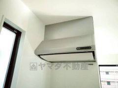 お手入れが簡単なスリム型レンジフードです。調理により発生する油煙や臭いを吸い込み、屋外へ排気してくれます。