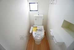 温水洗浄機付トイレです。節水機能もあるので、安心して使えますね。もちろん、1階2階の2ヶ所にトイレがあるので、忙しい朝にもゆとりができますね。