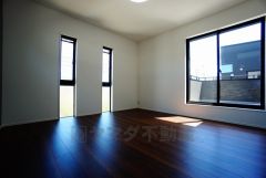 同仕様写真。ご夫婦お二人のプライベートシーンを演出する寝室は、大容量のウォークインクローゼット付き。