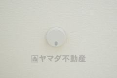 火災による煙や熱を感知して、警報音やブザー等で火災の発生を知らせてくれる火災警報器。