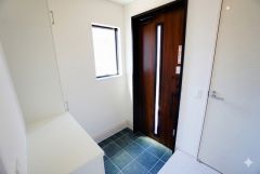 たっぷり収納できるシューズボックスです。家族全員の靴がきれいに整頓できます。棚の上にお花や写真を飾っても良いですね。