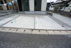 3台まで並列駐車できるので、急な来客時やお子様が成人して車を所有するようになっても安心です。