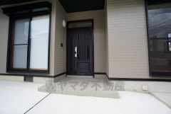 奥まって設置されており、雨にも濡れにくくなっています。