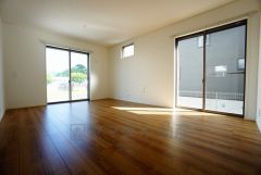 大きな窓のあるリビングは、陽光あふれる明るい空間です。居心地良く、ご家族皆がゆったり寛げる憩いの空間となりそうです。