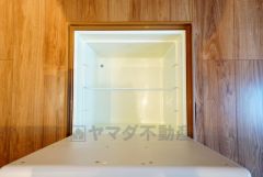 キッチンにある床下収納は、居住スペースを減らさずに買い置きの調味料や非常食などを保管することができます。