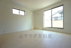 同仕様写真。寛ぎの時間を紡ぎだす主寝室は、大型ベッドを置いても余裕の広さを確保しています。