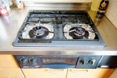 同時にたくさんの料理が調理できる3口コンロ。長時間熱を通しておきたい煮込み料理を作りながら、炒め物など同時進行で進められます。