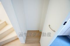 工具や掃除用品、シューズボックスに入りきれなかった使用頻度の低い靴を収納する場所としても役立ちます。