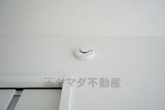 火災発生をいち早く知らせてくれる火災報知器は標準装備です。
