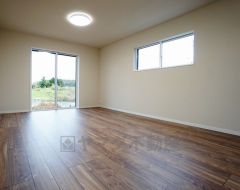 同仕様写真。大きな窓のあるリビングは、陽光あふれる明るい空間です。居心地良く、ご家族皆がゆったり寛げる憩いの空間となりそうです。