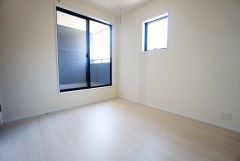 2面採光を確保した明るい室内は、風通しも良く、大変居心地の良い空間となっております。爽やかな風を感じて起きる朝は、快適生活の始まりに。