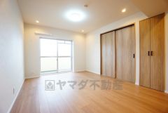 大きな窓のあるリビングは、陽光あふれる明るい空間です。居心地良く、ご家族皆がゆったりくつろげる憩いの空間となりそうです。