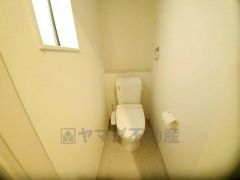 温水洗浄機付トイレです。節水機能もあるので、安心して使えますね。もちろん、1階2階の2ヶ所にトイレがあるので、忙しい朝にもゆとりができますね。