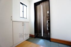 同仕様写真。小窓のある明るい玄関です＾＾