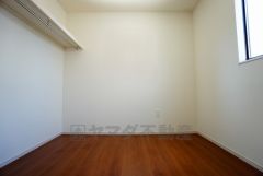 同仕様写真。季節物の衣類もスッキリ収納できるウォークインクローゼット。クローゼット内で洋服のコーディネートから着替えまで中で出来るので、部屋が散らかりにくいです。