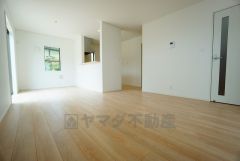 同仕様写真。リビングは広々とした設計で、家族が集い、寛ぐ暮らしの空間を演出しています。