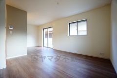 大きな窓のあるリビングは、陽光あふれる明るい空間です。居心地良く、ご家族皆がゆったり寛げる憩いの空間となりそうです。