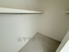 収納力豊富なウォークインクローゼット。洋服や小物などを1箇所にまとめて美しい収納を実現します。スーツケースのような大型の荷物も置けます＾＾