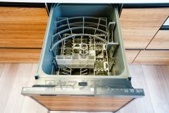 同仕様写真。食後の時間にゆとりを与えてくれる食器洗い乾燥機。操作ボタンも上面にあるので、腰をかがめずに操作が楽々。