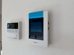 防犯性、セキュリティ対策に安心できるテレビモニター付きインターフォンです。セールスマン対策にもなり安心できます。