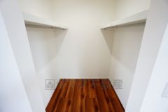 季節物の衣類もスッキリ収納できるウォークインクローゼット。クローゼット内で洋服のコーディネートから着替えまで中で出来るので、部屋が散らかりにくいです。