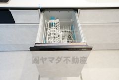 食後の時間にゆとりを与えてくれる食器洗い乾燥機。操作ボタンも上面にあるので、腰をかがめずに操作が楽々。