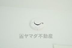 火災発生をいち早く知らせてくれる火災報知器は標準装備です。