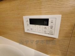 湯量・湯温の設定、そして保温までワンタッチのフルオートバス。便利な追い炊き機能付きです。