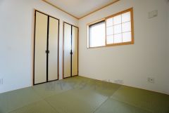 リビングからの続き間として和室をご用意しました。普段はリビングとつなげて開放的なスペースとして、来客時には客間としてお使いいただけます。