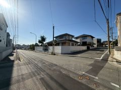 前面道路は広く、車同士がすれ違うスペースが十分にあります。落ち着いた住宅地内で快適な生活を実現してみませんか＾＾