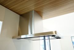 コンロ上には換気扇完備＾＾調理時の蒸気や匂いが換気扇に誘導され、効率的に排煙ができます＾＾