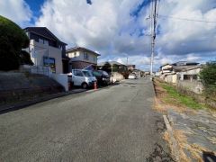 現地（2025年12月22日）撮影。前面道路は広く、車同士がすれ違うスペースが十分にあります。落ち着いた住宅地内で快適な生活を実現してみませんか＾＾