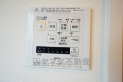 浴室暖房乾燥機付き。天候に左右されず、いつでも好きなときに洗濯物を干せるので、仕事や家事で忙しい方に重宝します。