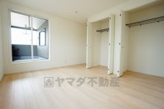 暖かい日差しが差し込む洋室。たっぷり収納できるクローゼット付きでお部屋の中をすっきりと快適に保てます。