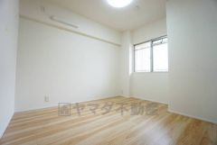 住む人のこだわりを活かす洋室。日当たりがよく、寝室としての利用もおすすめ。広めのクローゼットには荷物をすっきり片付けられ、ゆとりのある暮らしが出来ます＾＾