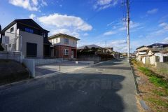 前面道路は広く、車同士がすれ違うスペースが十分にあります。落ち着いた住宅地内で快適な生活を実現してみませんか＾＾