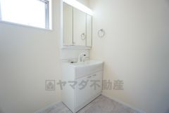 三面鏡つき洗面台。鏡裏にたっぷりとした収納スペースがあります。鏡を閉めてしまえば小物は見えないため、スッキリとした印象の洗面台にできます。