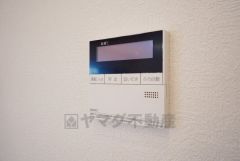 キッチン横からお湯張り、追い炊き、足し湯がボタン一つで楽々操作できる給湯機リモコンです。忙しい夕飯準備の時間帯に重宝しますね。