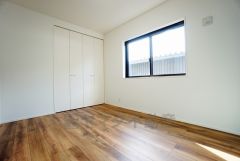 同仕様写真。暖かい日差しが差し込む洋室。たっぷり収納できるクローゼット付きでお部屋の中をすっきりと快適に保てます。