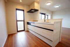 家族とコミュニケーションを取りやすい対面式キッチン。勝手口からは光が差し込み、換気もしやすく便利です。