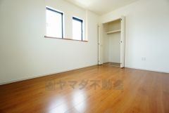 同仕様写真。住む人のこだわりを活かす洋室。日当たりがよく、寝室としての利用もおすすめ。広めのクローゼットには荷物をすっきり片付けられ、ゆとりのある暮らしが出来ます＾＾