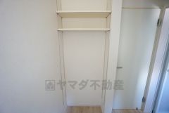 タオルやちょっとした着替えなどが収納できる棚を設置。洗剤のストックも収納できます。