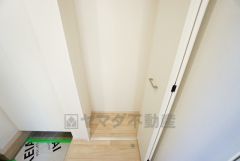 工具や掃除用品、シューズボックスに入りきれなかった使用頻度の低い靴を収納する場所としても役立ちます。