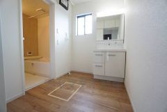 三面鏡つき洗面台。鏡裏にたっぷりとした収納スペースがあります。鏡を閉めてしまえば小物は見えないため、スッキリとした印象の洗面台にできます。